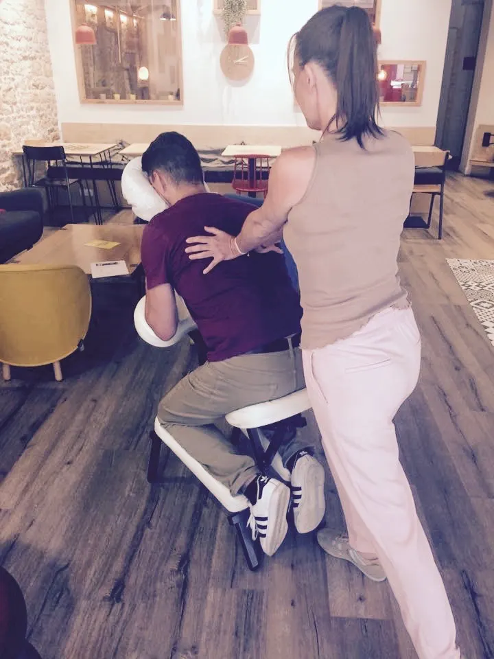 Séance de massage Amma assis sur chaise ergonomique