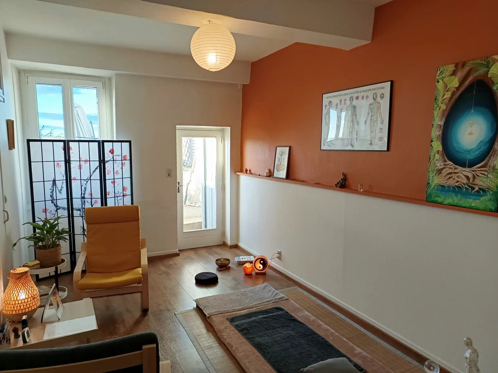 Le cabinet de shiatsu de Fabien Boyer : futon, lumière douce et décoration apaisante