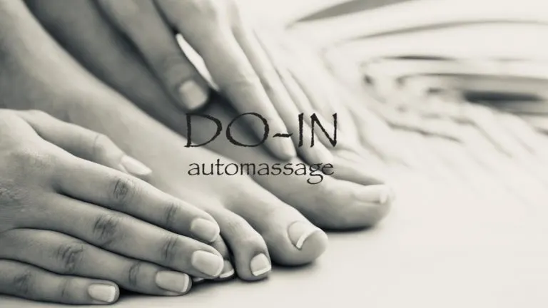 Mains pratiquant l’automassage Do-In