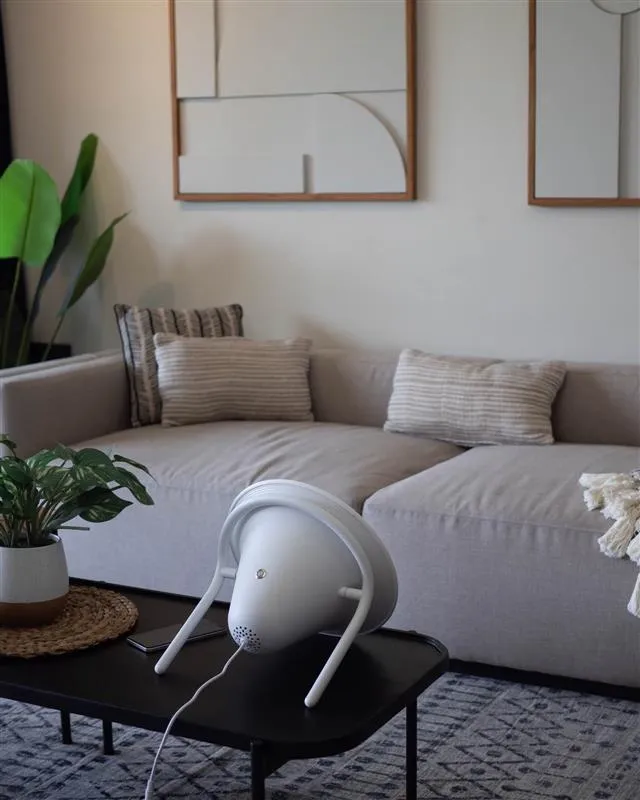 Lampe Dream Machine blanche posée sur une table basse dans un salon apaisant