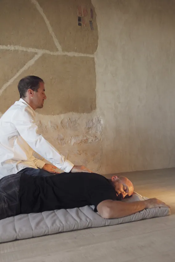 Séance de shiatsu : le praticien travaille sur les méridiens du dos